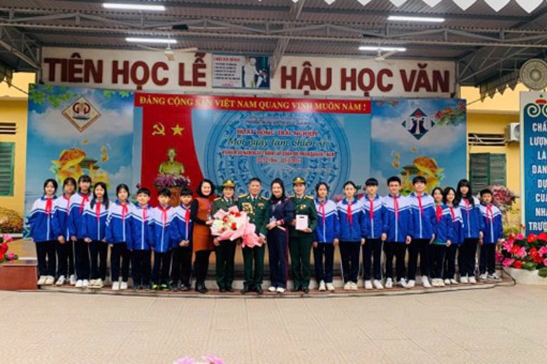 Đại diện 17 tập thể lớp chụp ảnh lưu niệm cùng các bác cựu chiến binh và BGH nhà trường