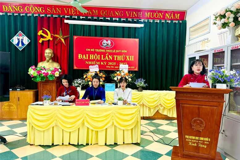 Cũng trong khuôn khổ Đại hội, các đại biểu đã được nghe đồng chí Đỗ Thị Giang – Phó bí thư Đảng ủy phường Đồng Tiến đánh giá biểu dương, ghi nhận thành tích đạt được của Chi bộ trong nhiệm kì 2022-2025; đồng thời chỉ ra những hạn chế tồn tại mà Chi bộ cần khắc phục trong nhiệm kì tới.