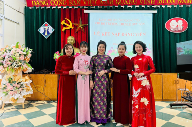 Hai đồng chí đảng viên mới lưu giữ kỉ niệm cùng Chi ủy