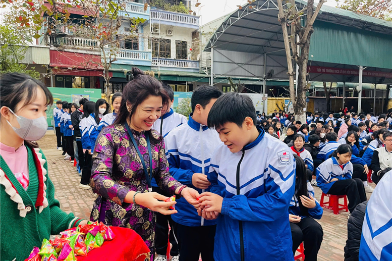 Các em học sinh xúc động nói lời cảm ơn khi  nhận quà từ BGH nhà trường