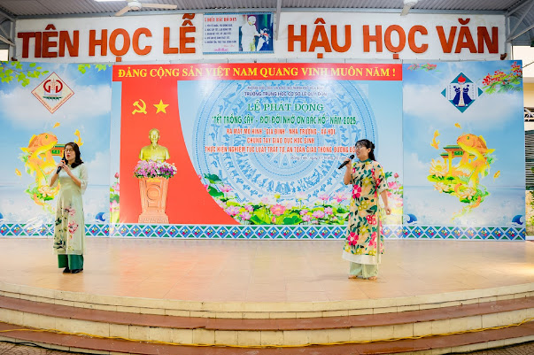 Tiết mục văn nghệ của các cô giáo nhà trường