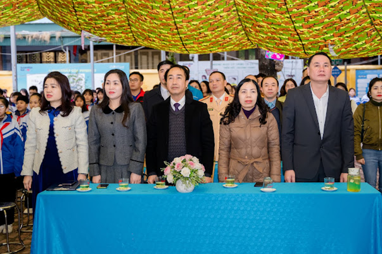 Các đại biểu về dự buổi lễ