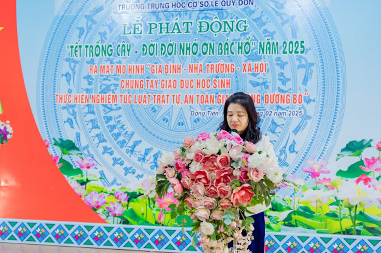 Nhà giáo Vũ Thị Lan Phương– Bí thư chi bộ, Hiệu trưởng nhà trường đọc Diễn văn phát động