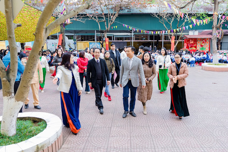 Các đại biểu tham gia Tết trồng cây cùng thầy trò nhà trường