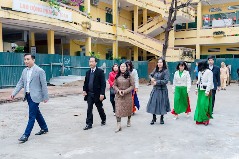 Các đại biểu tham gia Tết trồng cây cùng thầy trò nhà trường