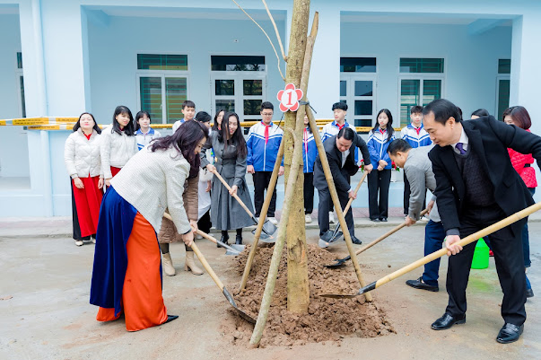 Các đại biểu tham gia Tết trồng cây cùng thầy trò nhà trường