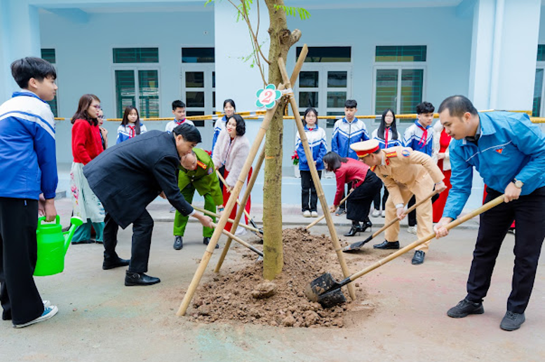 Các đại biểu tham gia Tết trồng cây cùng thầy trò nhà trường