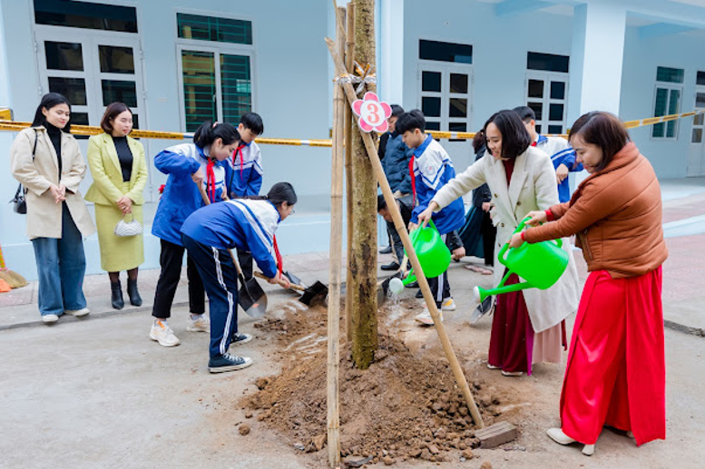 Các đại biểu tham gia Tết trồng cây cùng thầy trò nhà trường