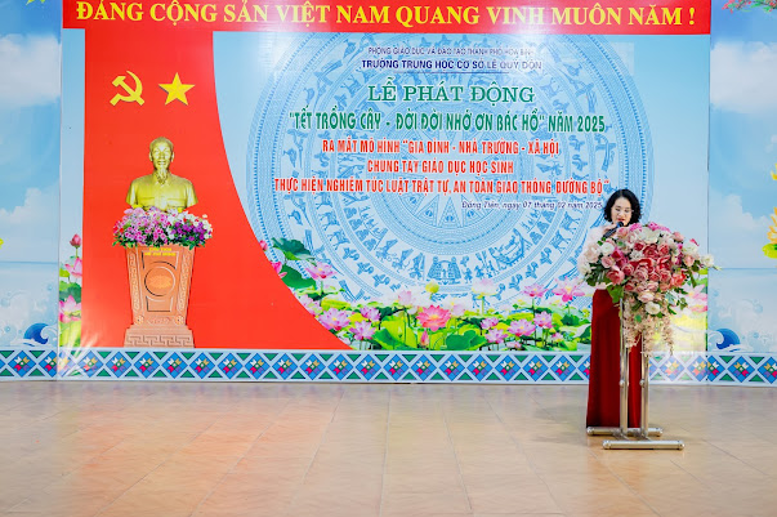 Nhà giáo Phạm Thị Thu Hằng- Phó bí thư chi bộ, phó hiệu trưởng nhà trường lên Công bố Quyết định thành lập Ban chỉ đạo