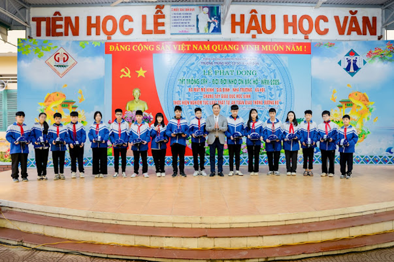 Học sinh nhận mũ bảo hiểm của công ty Anh Kỳ