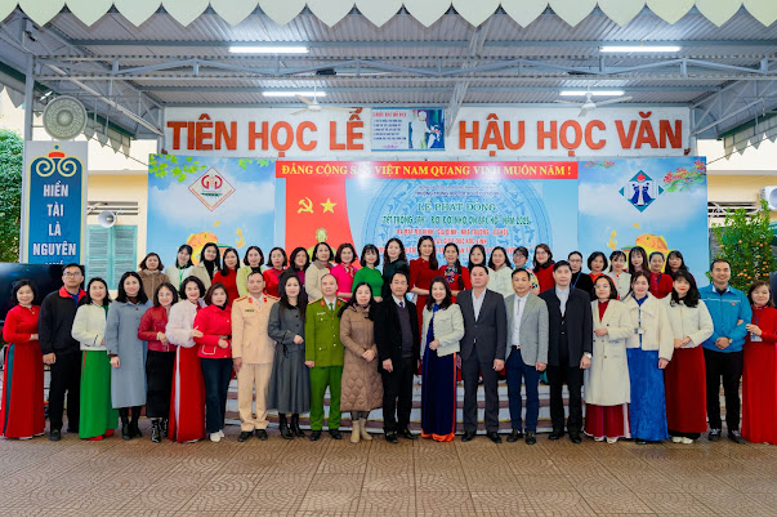 Tập thể HĐSP nhà trường chụp ảnh lưu niệm cùng đại biểu