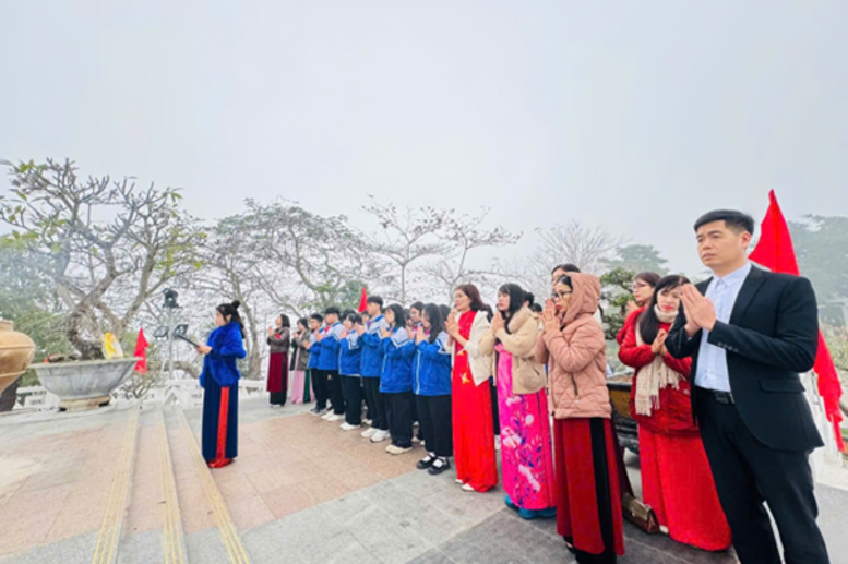 Nhà giáo Vũ Thị Lan Phương- Bí thư chi bộ- Hiệu trưởng nhà trường-Trưởng đoàn dâng hương, cầu cho các em đạt thành tích tốt trong kỳ thi.