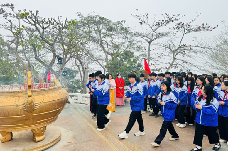 Các em học sinh và các thầy cô dâng hương thể hiện sự quyết tâm.