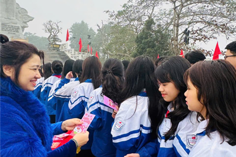 Cô Hiệu trưởng tặng những phong bao lì xì may mắn và gửi lời chúc đến các em học sinh.