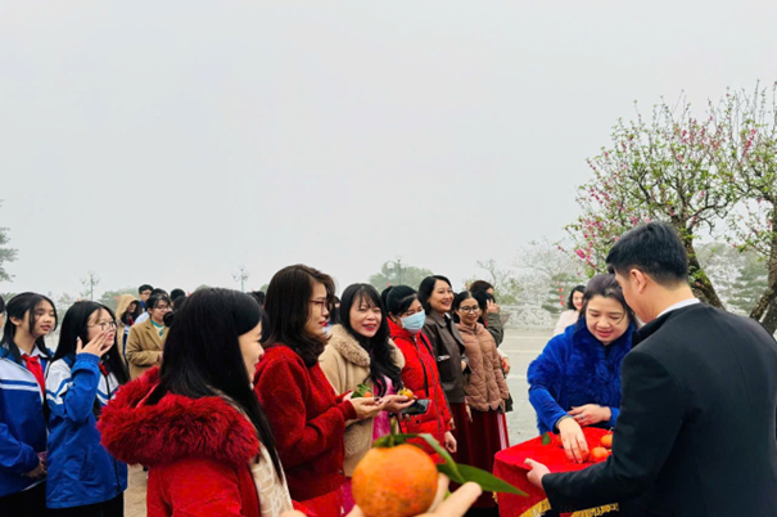 Các thầy cô vui mừng, phấn khởi khi được nhận quà