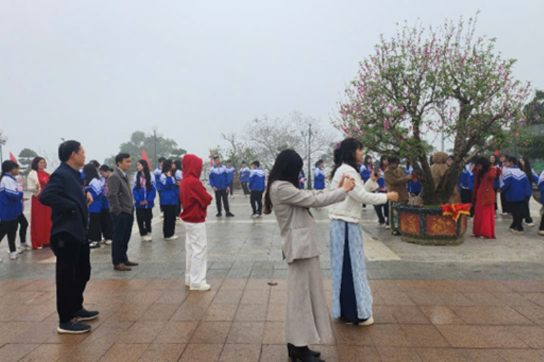 Các bậc phụ huynh- Những người đồng hành cùng các thầy cô trong sự nghiệp giáo dục cao cả.