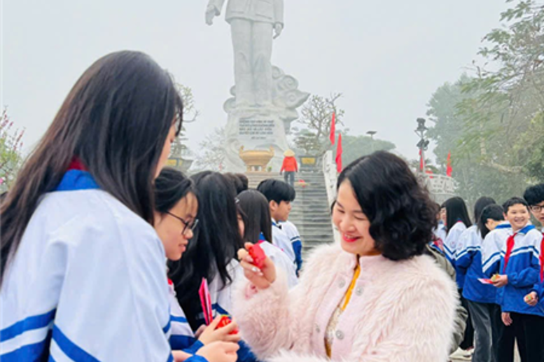 Cô Hiệu trưởng và cô Hiệu phó tặng bánh đậu xanh may mắn cho các em.