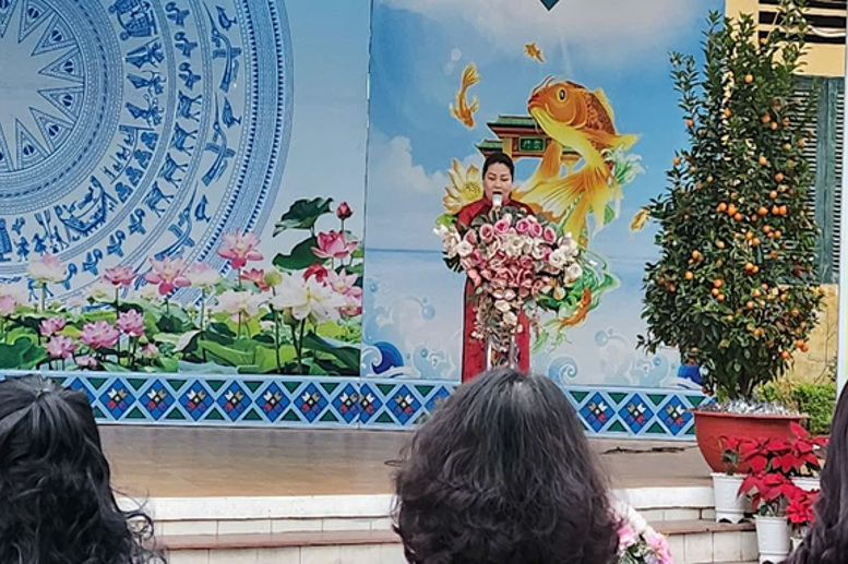 Cô Bạch Thị Thu Hà – Chủ tịch Công đoàn đã ôn lại lịch sử ngày Quốc tế Phụ nữ 8.3