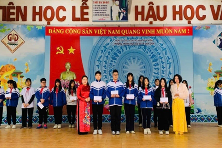 Cô giáo Phạm Thị Thu Hằng – Phó bí thư Chi bộ, Phó hiệu trưởng và cô giáo Bạch Thị Thu Hà - CTCĐ - Trao 05 giải KK cho bài thuyết trình của các lớp 6A4, 7A5, 8A2, 8A3 và 9A2