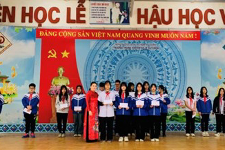 Cô giáo Bạch Thị Thu Hà - CTCĐ - Trao 04 giải Chuyên đề cho bài thuyết trình của các lớp 6A1, 6A3, 7A2 và 8A4 