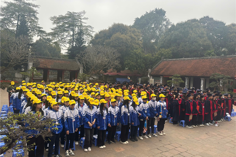 Học sinh tham gia lễ dâng hương tại Văn Miếu – Quốc Tử Giám