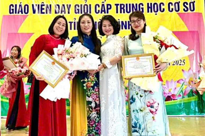 Hai cô giáo chụp ảnh lưu niệm cùng lãnh đạo Phòng GD&ĐT thành phố và BGH nhà trường 