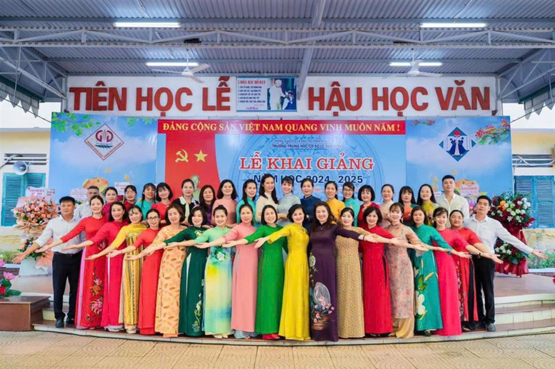 Tập thể giáo viên trường THCS Lê Quý Đôn