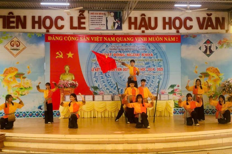 Mở đầu là tiết mục văn nghệ đặc sắc của các em Hs Trường THCS Lê Quý Đôn