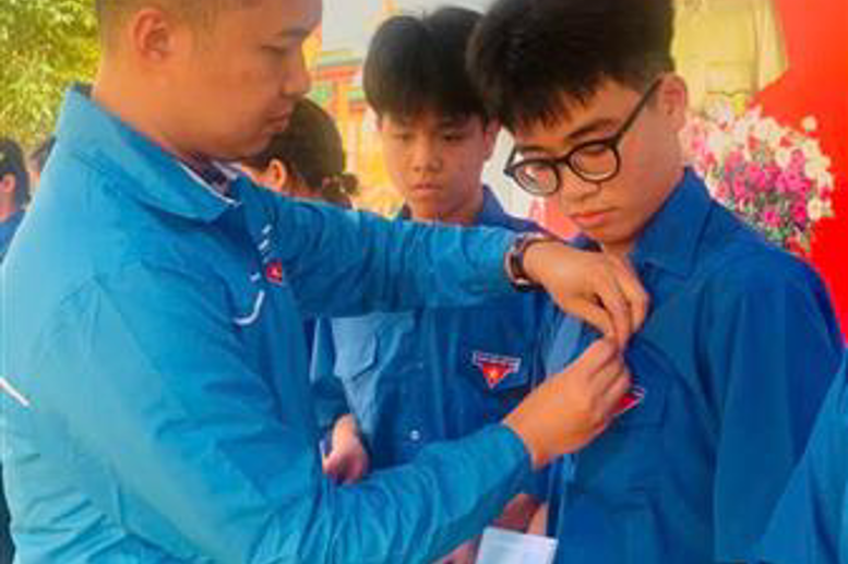 Đ/c Nguyễn Tiến Dũng- Bí thư Đoàn Phường Đồng Tiến trao huy hiệu và thẻ Đoàn cho 17 thanh niên ưu tú