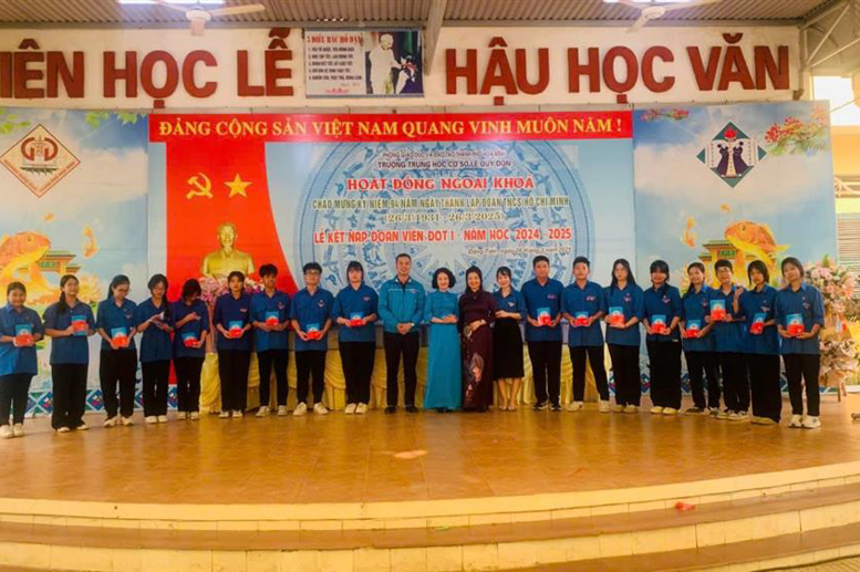 "Tiến lên đoàn viên em ước ao bao ngày..." câu hát ấy luôn luôn vang lên trong lòng mỗi đội viên mới với khao khát được tiến bước lên Đoàn