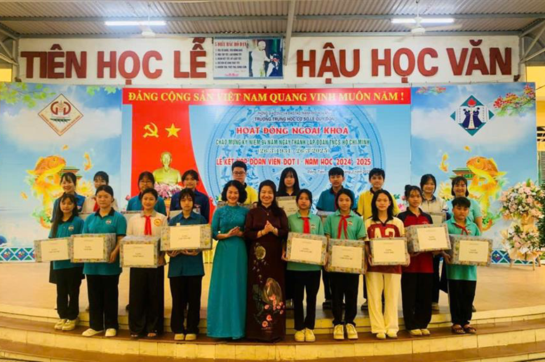 BGH trao giải cho 17 tập thể lớp tham gia Hội chợ