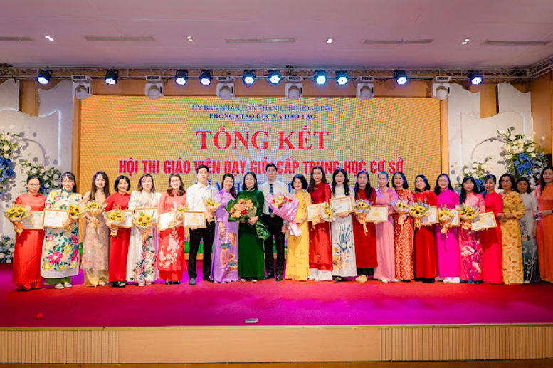 Lãnh đạo Phòng GD&ĐT thành phố, BGH nhà trường chụp ảnh lưu niệm cùng các thầy cô giáo tham gia hội thi