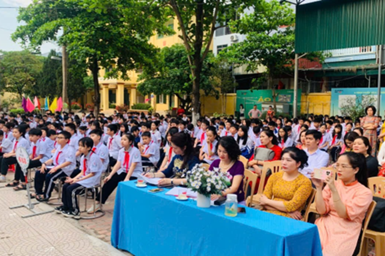 Dưới ánh nắng dịu nhẹ của những ngày đầu hè, sân trường rộn ràng không khí hào hứng, sôi nổi.