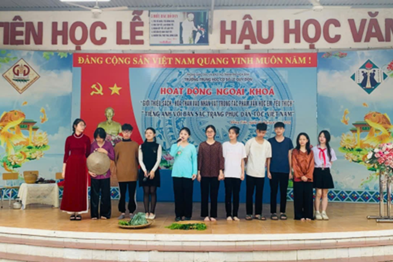 Với diễn xuất, chân thật và giàu cảm xúc, các bạn học sinh lớp 9A1, 9A3 đã truyền tải được tinh thần của tác phẩm khiến cả sân trường như lắng lại trong từng lời thoại. 