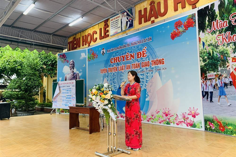 Cô giáo Phạm Thị Hải Châu - Bí thư chi bộ - Hiệu trưởng nhà trường phát biểu khai mạc