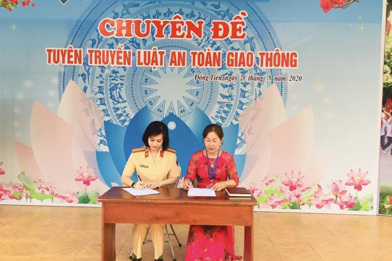 Thông qua 13 nội dung cam kết của thầy và trò Trường THCS Lê Quý Đôn với đại diện Công an thành phố Hoà Bình