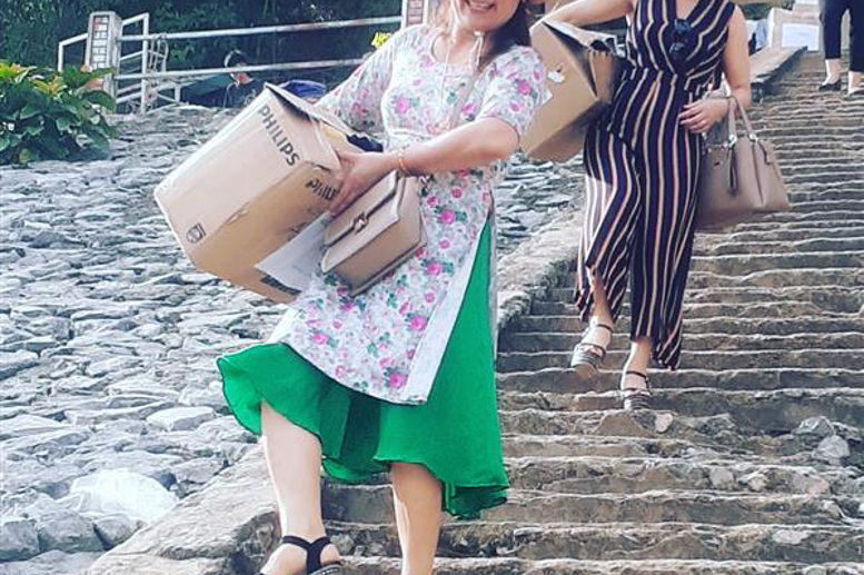 Cô trực tiếp bốc vác, khuân hàng xuống bến, lên thuyền...