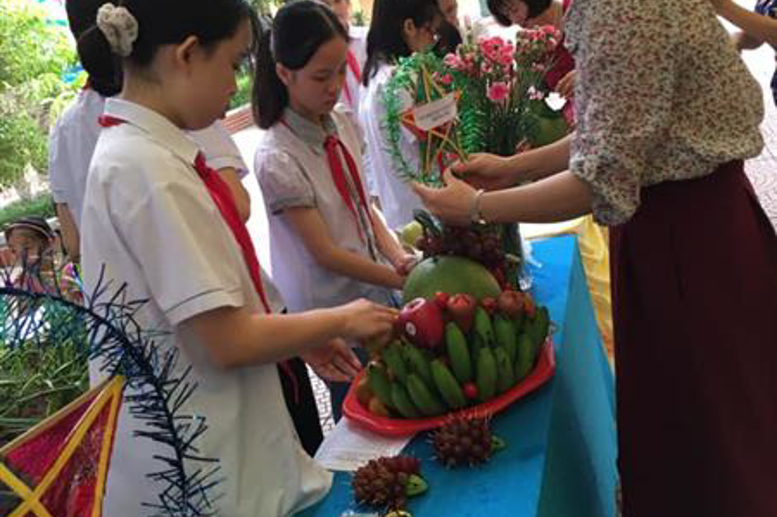 Những mâm ngũ quả được bạn tỉ mỉ bày biện trong cuộc thi