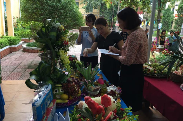 Ban giáo khảo làm việc