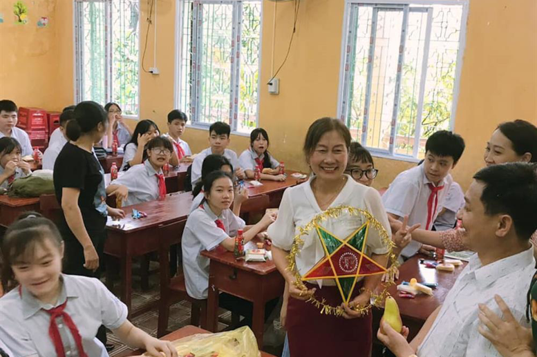 Các em lễ phép thể hiện lòng biết ơn, sự mến khách khi các thầy cô và cha mẹ tới từng lớp thăm và động viên khích lệ