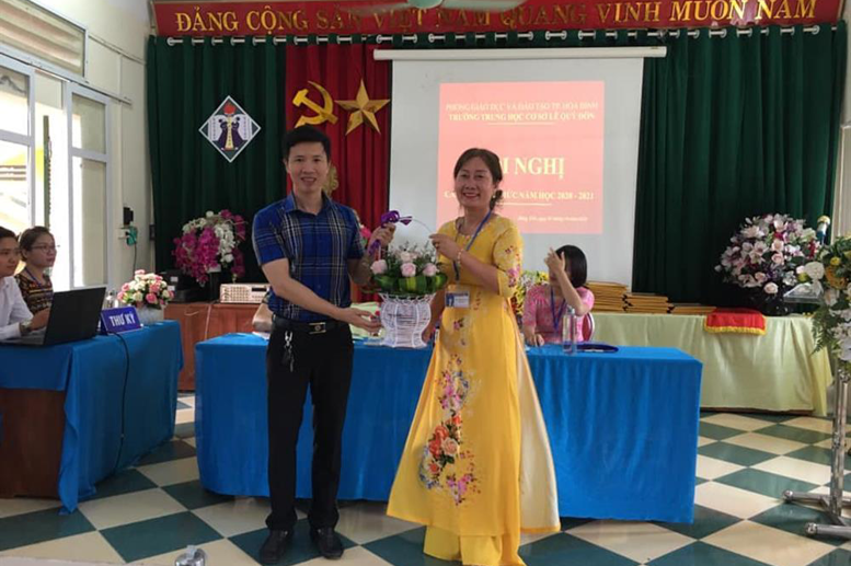 Cô giáo Phạm Thị Hải Châu - hiệu trưởng nhà trường nhận hoa chúc mừng từ ban đại diện cha mẹ hs nhà trường