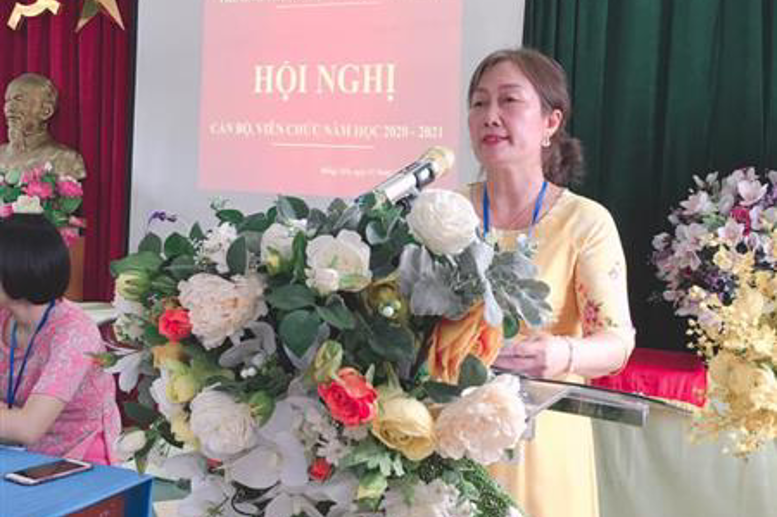 cô giáo Phạm Thị Hải Châu - Bí thư Chi bộ Hiệu trưởng nhà trường