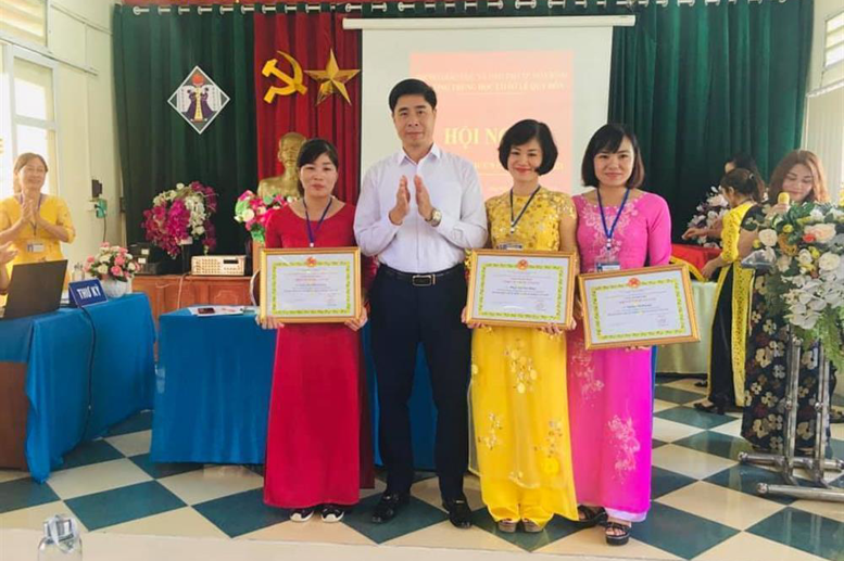 Các đồng chí đạt danh hiệu Chiến sĩ thi đua cơ sở