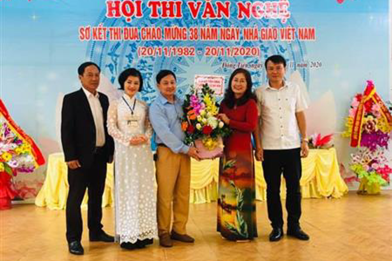 Ban ĐDCMHS nhà trường tặng hoa chúc mừng