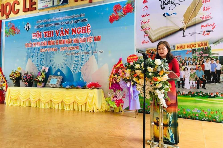 Cô giáo Phạm Thị Hải Châu BT chi bộ Hiệu trưởng nhà trường