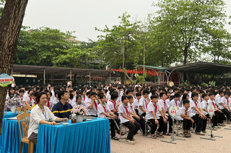 Nhà giáo Vũ Thị Lan Phương – Bí thư chi bộ - Hiệu trưởng nhà trường 
                tham dự buổi trải nghiệm