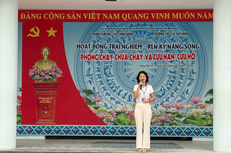 Nhà giáo Phạm Thị Thu Hằng - Phó Bí thư chi bộ - Phó Hiệu trưởng nhà trường phát biểu tại buổi trải nghiệm