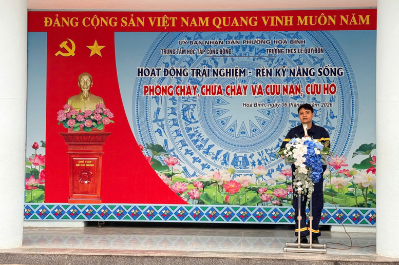 Đại uý Trần Việt Hùng - Cán bộ Đội CC và CNCH khu vực Hoà Bình – 
                chia sẻ tại buổi trải nghiệm