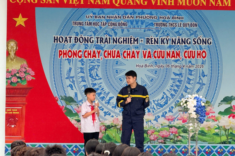 Đại uý Trần Việt Hùng - Cán bộ Đội CC và CNCH khu vực Hoà Bình – 
                và học sinh giao lưu kiến thức hiểu biết tại buổi trải nghiệm