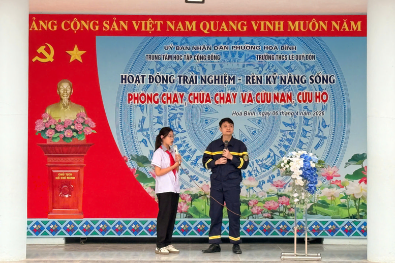 Đại uý Trần Việt Hùng - Cán bộ Đội CC và CNCH khu vực Hoà Bình – 
                và học sinh giao lưu kiến thức hiểu biết tại buổi trải nghiệm